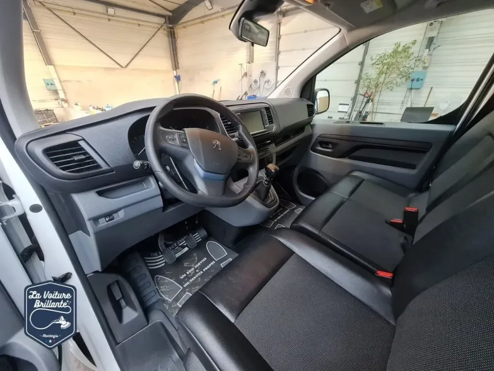 Utilitaire-Preparation-esthetique-interieur-et-exterieur-avec-un-destickage-complet