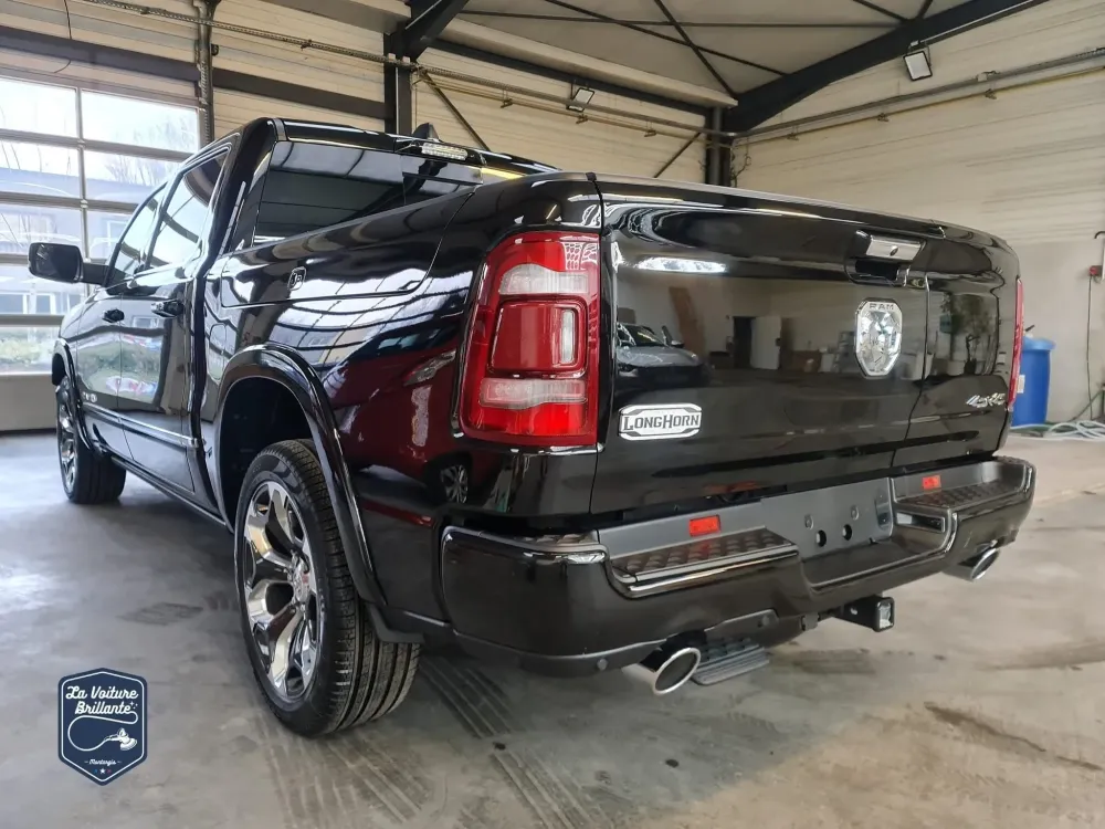 Nettoyage-interieur-exterieur-RAM-Longhorn-voiture-americaine